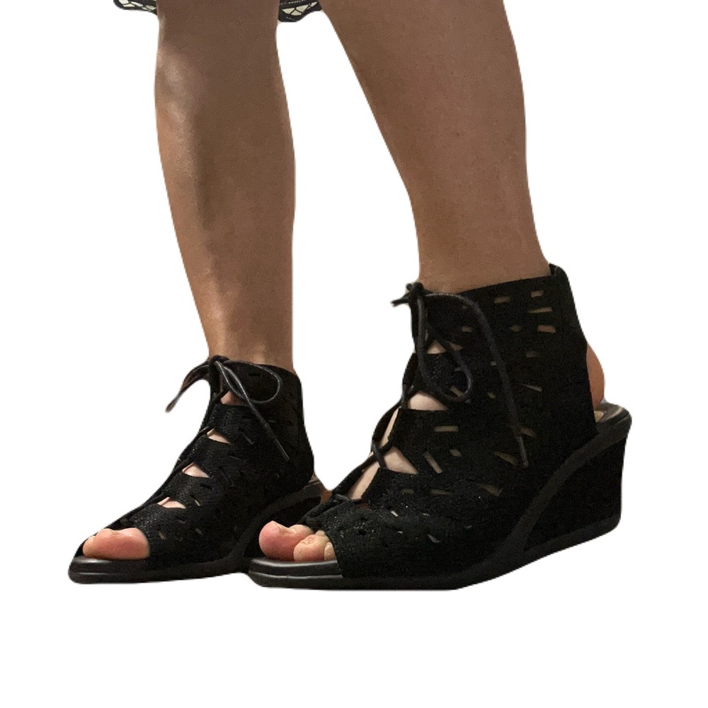 Earth Daylily Black Wedge Sandals with Cutout Design - Picture 5 of 10